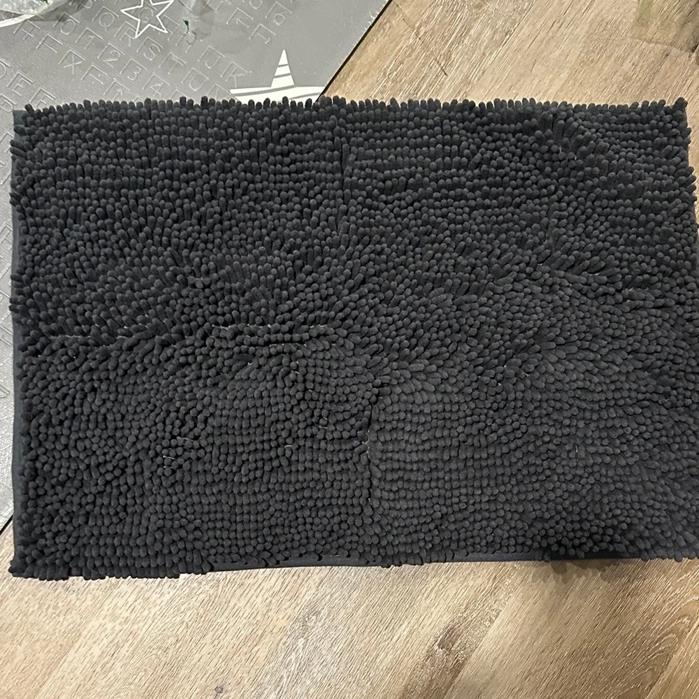 Black Shaggy Bath Mat 27x17 in